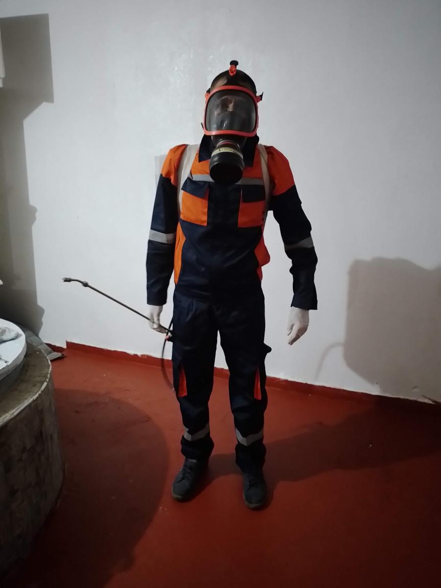 Technicien Rénova Ultra Services à Rabat en EPI complet et masque à cartouche avant traitement
