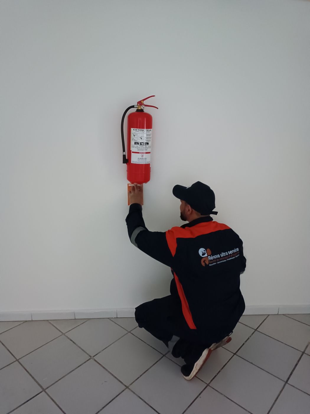 Traçabilité HACCP à Rabat : pose d'une étiquette de contrôle datée sur un point de suivi du site