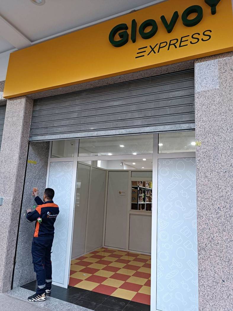 Désinsectisation d'un point de vente à Rabat : traitement des encadrements et des seuils, zones de passage des nuisibles